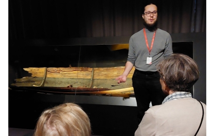 Historiska museet bjöd på guidad visning om Vikingarnas värld. Guiden Love berättade om en båtgrav som upptäckts i Årby.